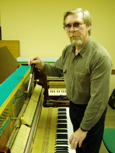 Курганов - настройщик пианино и роялей, г. Санкт-Петербург.
